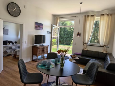 TV and multimedia, Living room, Seating area, Dining area