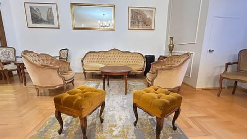 Living room, Seating area