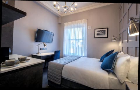 Bed, TV and multimedia, Bedroom