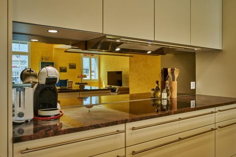 Coffee/tea facilities, Kitchen or kitchenette, dishwasher, stove, toaster