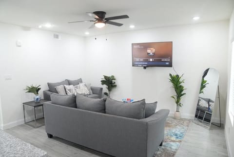 TV and multimedia, Living room, Evening entertainment