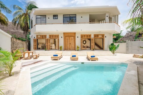 Property building, Patio, Day, Garden, Garden view, Pool view, Swimming pool, sunbed