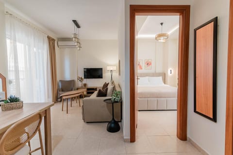 Communal lounge/ TV room, Bed, TV and multimedia, Living room, Photo of the whole room, Seating area, Dining area, Evening entertainment, Bedroom, air conditioner