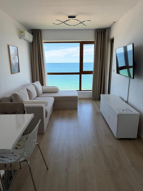 Communal lounge/ TV room, Bed, TV and multimedia, Living room, Seating area, Sea view