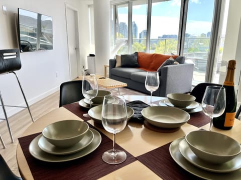 Communal lounge/ TV room, TV and multimedia, Living room, Food and drinks, Seating area, Dining area