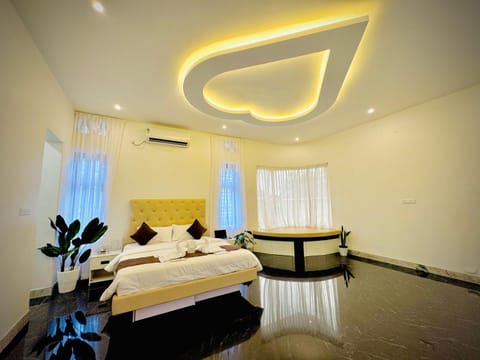 Bed, Living room, Photo of the whole room, Seating area, Bedroom, air conditioner