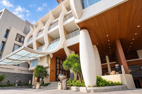 Facade/entrance