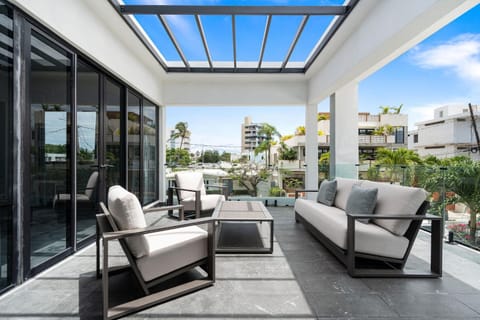 View (from property/room), Balcony/Terrace, Living room