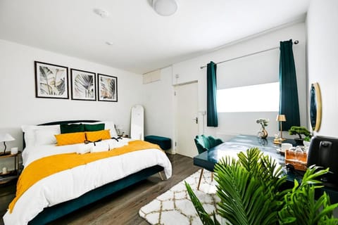 Bed, Photo of the whole room, Seating area, Bedroom