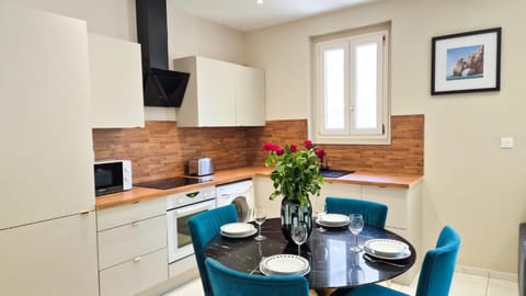 Kitchen or kitchenette, Dining area, oven, stove