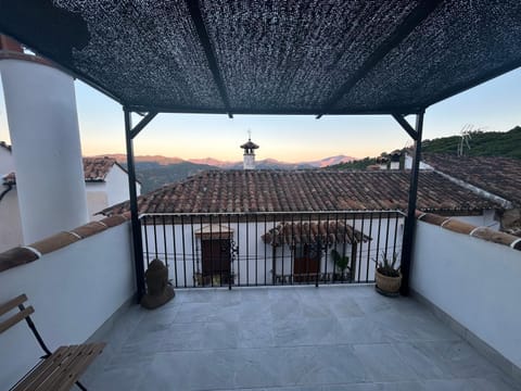 Balcony/Terrace, Mountain view