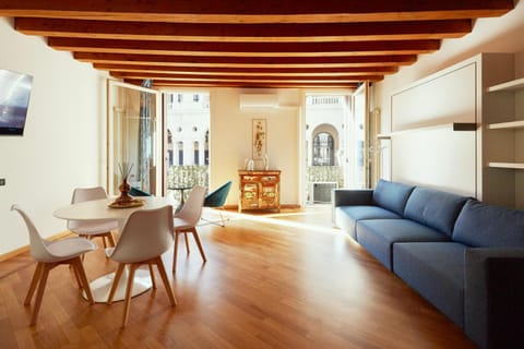 TV and multimedia, Living room, Seating area, City view