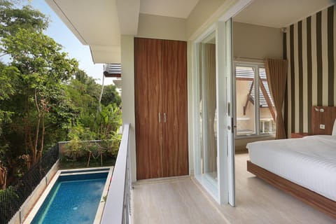Balcony/Terrace, Bedroom, Pool view