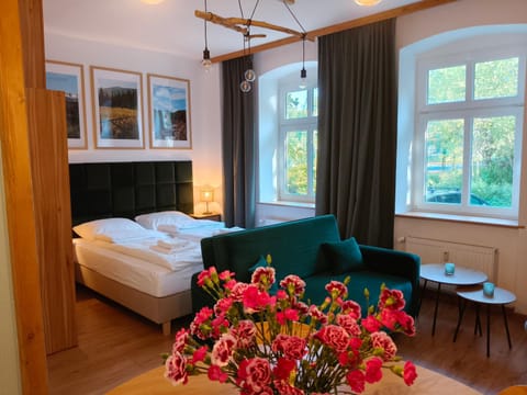 Bed, Living room, Photo of the whole room, Seating area