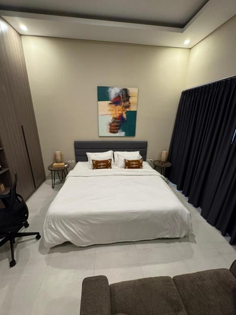 Photo of the whole room, Bedroom