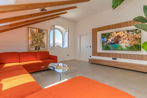 TV and multimedia, Living room, Decorative detail, Seating area