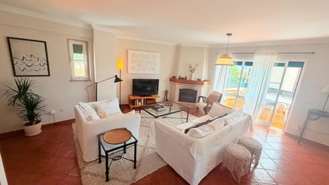 BBQ facilities, TV and multimedia, Balcony/Terrace, Living room, Dining area, Dinner, Dinner, Family, fireplace