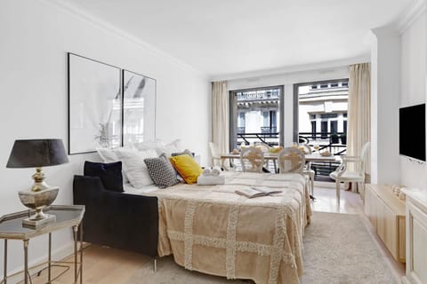 Bed, TV and multimedia, Living room, Photo of the whole room, Seating area, Dining area