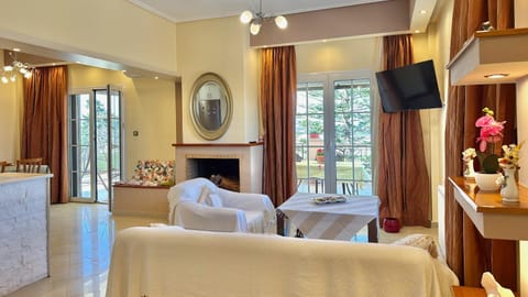 TV and multimedia, Living room, Seating area, Evening entertainment