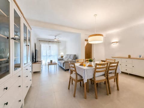 TV and multimedia, Living room, Seating area, Dining area