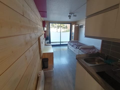 Bed, Kitchen or kitchenette, Dining area