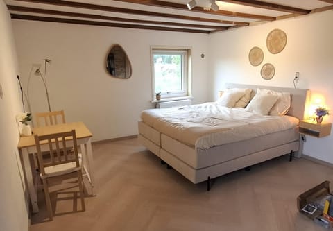 Bed, Photo of the whole room, Dining area