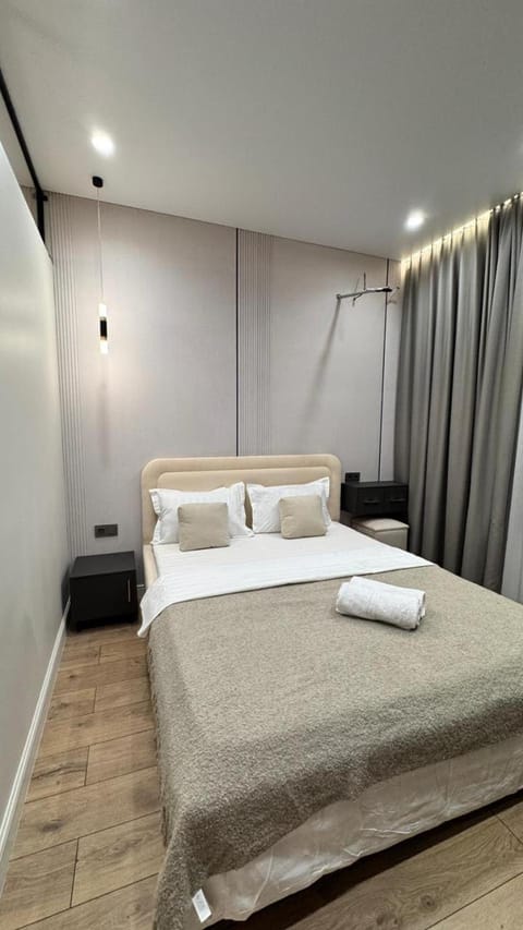Bed, Bedroom, towels