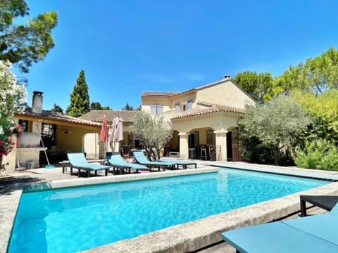 Property building, Patio, Day, Dining area, Pool view, Swimming pool, sunbed
