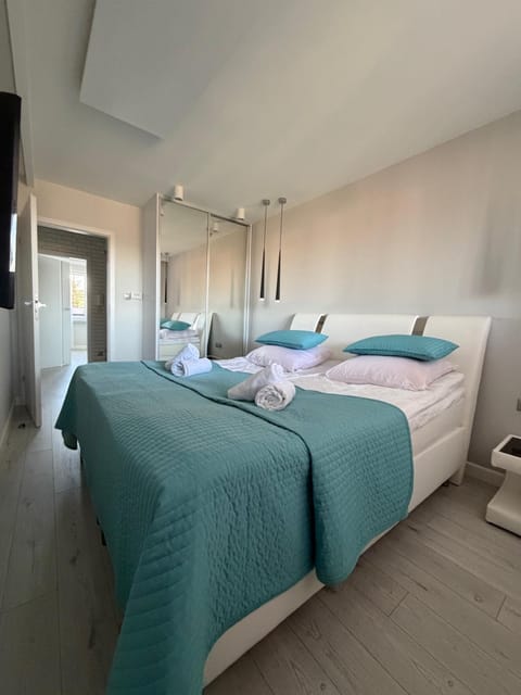 Bed, Bedroom, towels