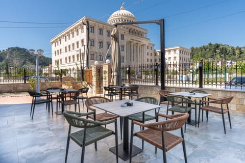 Restaurant/places to eat, Lounge or bar