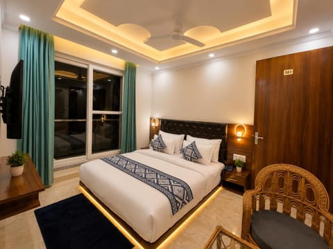 Bed, TV and multimedia, air conditioner