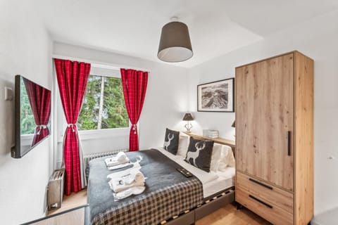 Bed, TV and multimedia, Photo of the whole room, Bedroom, towels, wardrobe