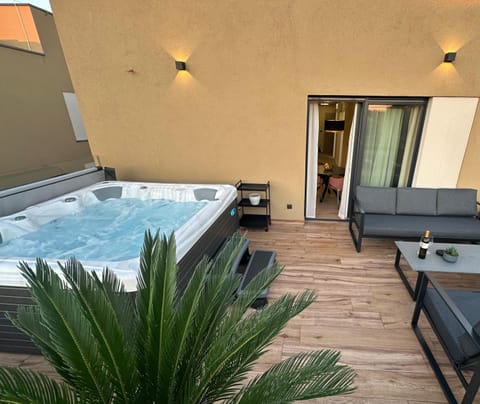 Spring, Day, Natural landscape, Summer, Hot Tub, Seating area, Autumn