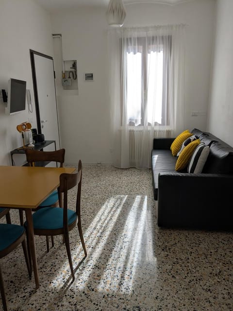 Bed, Living room, Seating area, Dining area