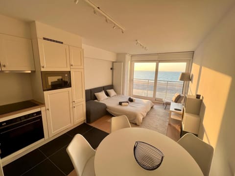 Bed, Natural landscape, TV and multimedia, Kitchen or kitchenette, Living room, Seating area, Bedroom, Sea view