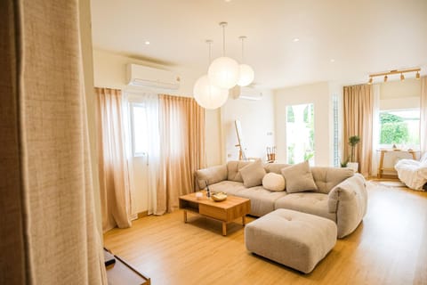 Communal lounge/ TV room, Living room, Seating area, air conditioner
