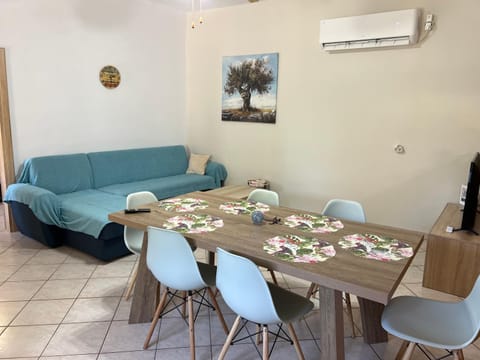 TV and multimedia, Living room, Seating area, Dining area, air conditioner
