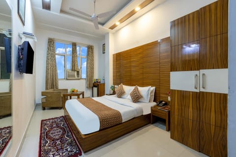 Bed, TV and multimedia, Living room, Photo of the whole room, Seating area, Bedroom, wardrobe