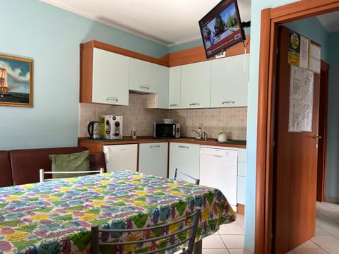 TV and multimedia, Coffee/tea facilities, Dining area, stove, toaster
