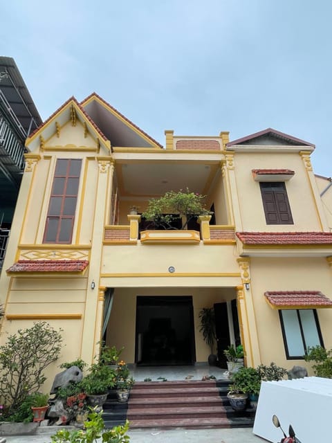 Property building, Facade/entrance, Day