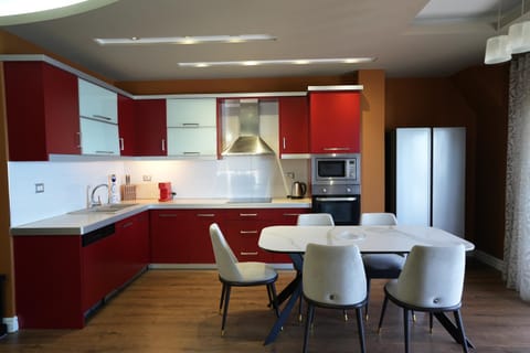 Coffee/tea facilities, Kitchen or kitchenette, Dining area, dishwasher, minibar, oven, stove