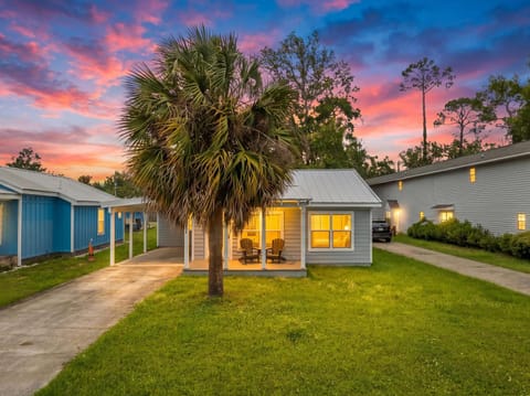 Property building, Facade/entrance, Natural landscape, Seating area, Sunrise, Sunset