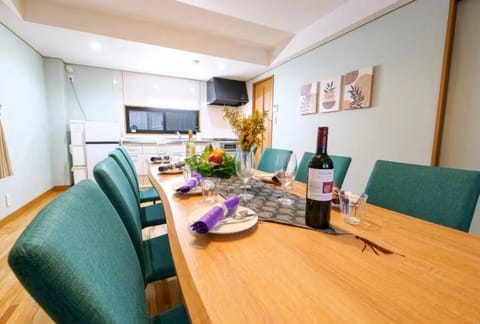 TV and multimedia, Kitchen or kitchenette, Living room, Seating area, Dining area, Food, air conditioner