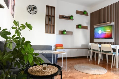 TV and multimedia, Living room, Seating area, Dining area