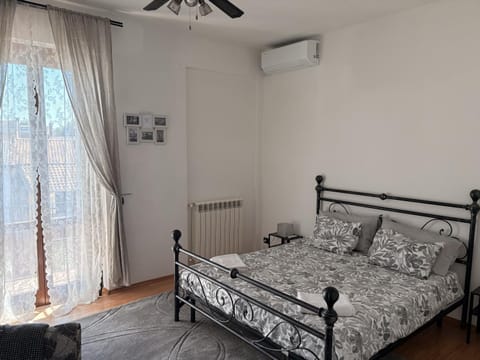 Bedroom, air conditioner