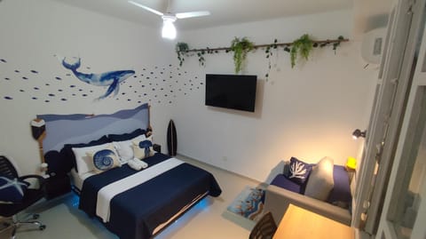 Bed, TV and multimedia, Photo of the whole room, Bedroom