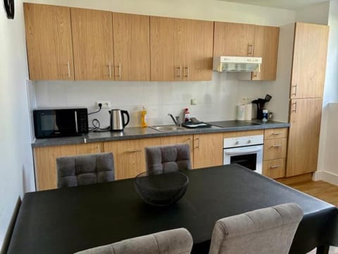 Coffee/tea facilities, Kitchen or kitchenette, microwave, oven, stove, toaster