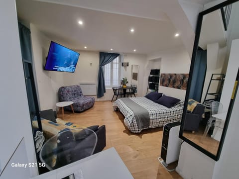 TV and multimedia, Seating area, Bedroom