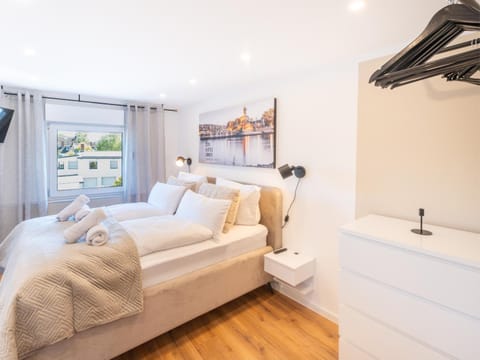 Bed, TV and multimedia, Bedroom