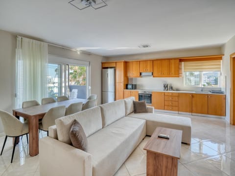 Kitchen or kitchenette, Living room, Seating area, Dining area, stove